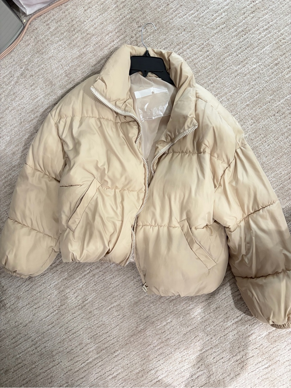 Cropped Puffer Jacket in Beige